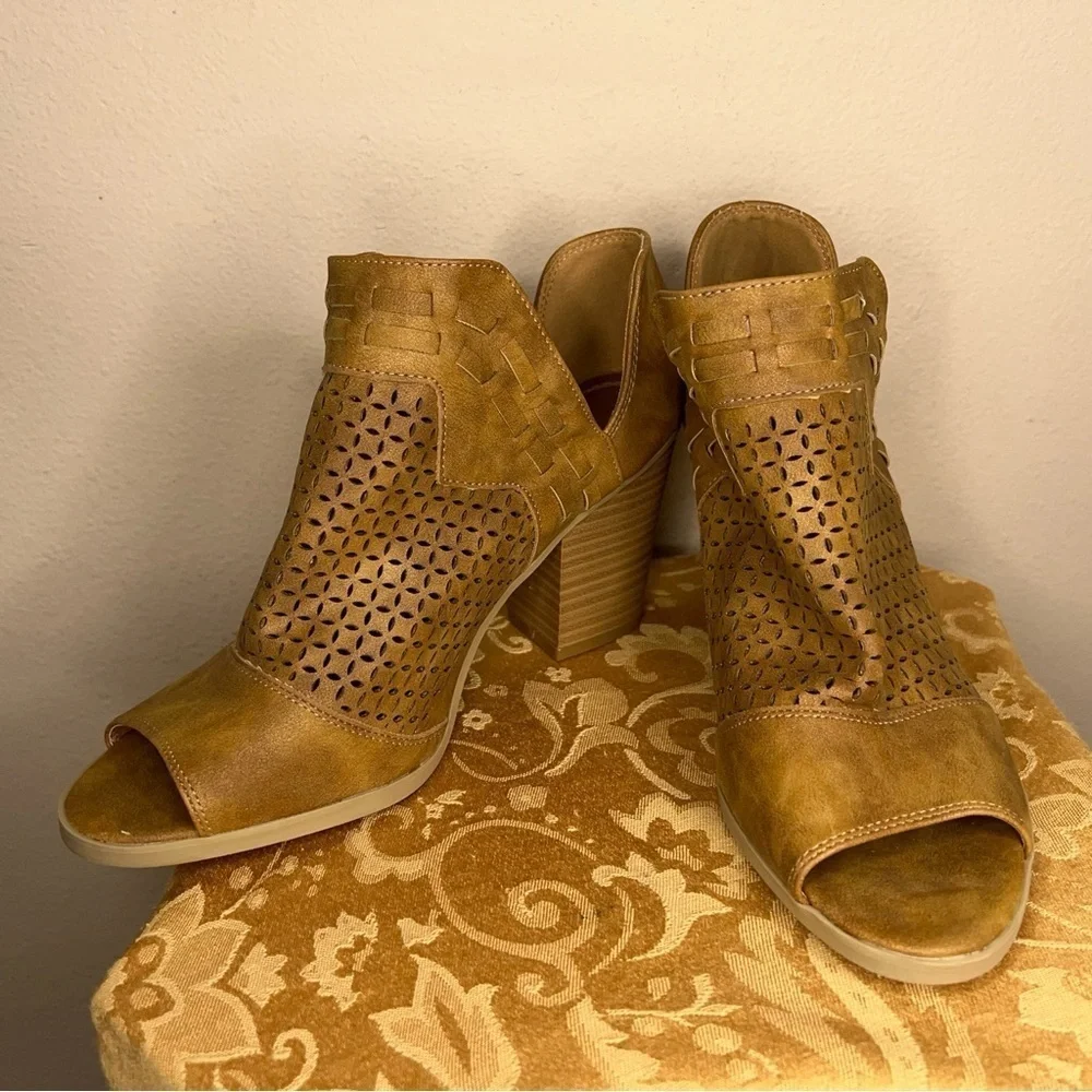 SIZE 9 SUGAR BRAND TAN BROWN FAUX SUEDE BOOTIES BLOCK HEEL OPEN TOE